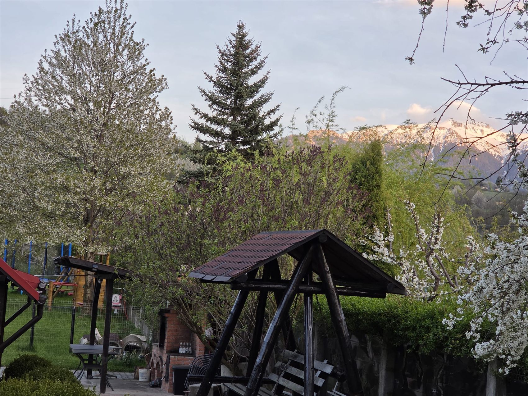 Grădină cu foișor și leagăn