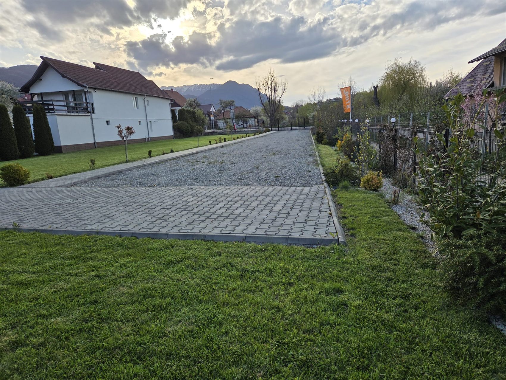 Vedere spre munți din curte