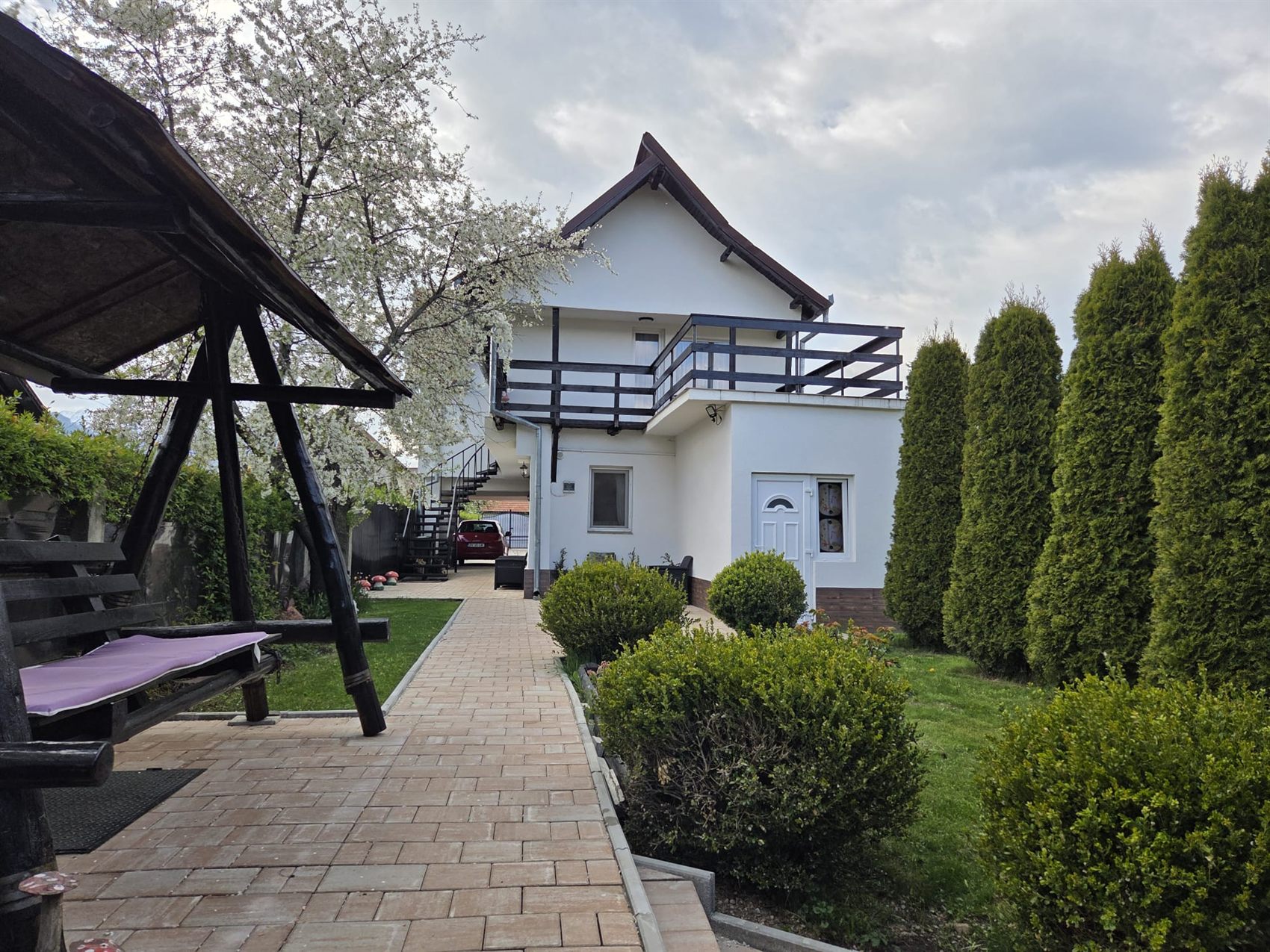 Fațada cu grădină îngrijită
