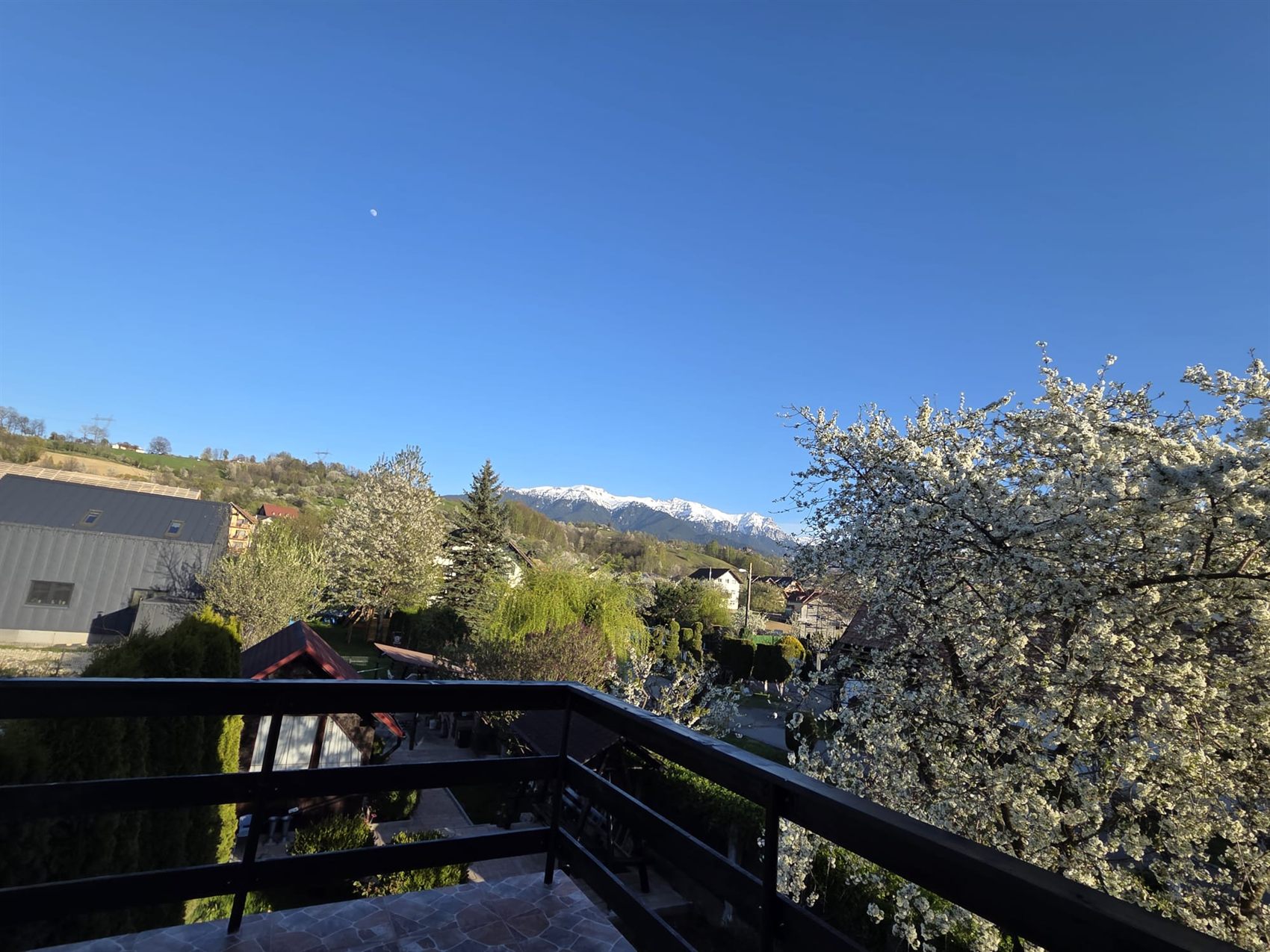 Panoramă spre munți de pe balcon