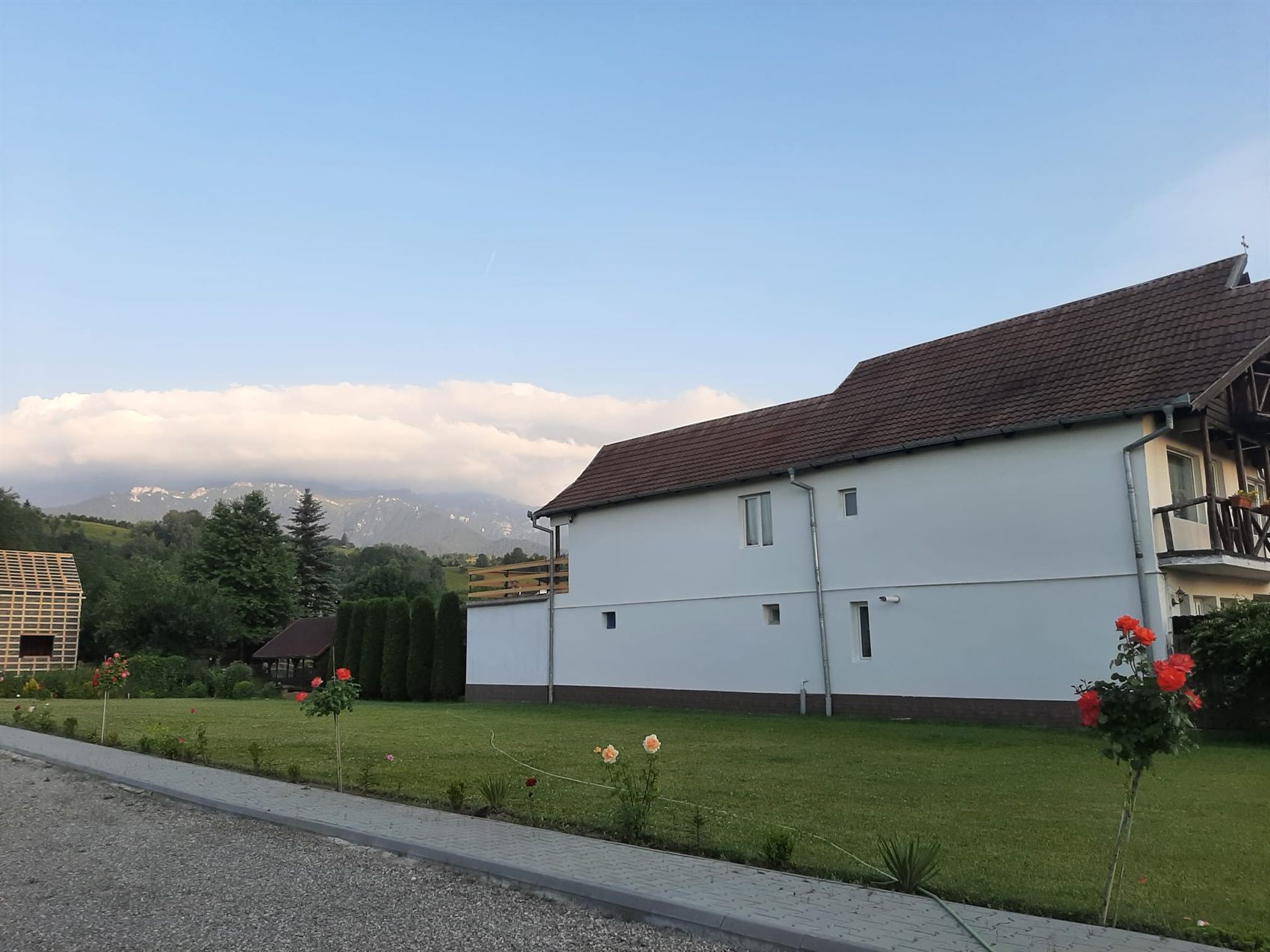 Vila Angy și panorama montană